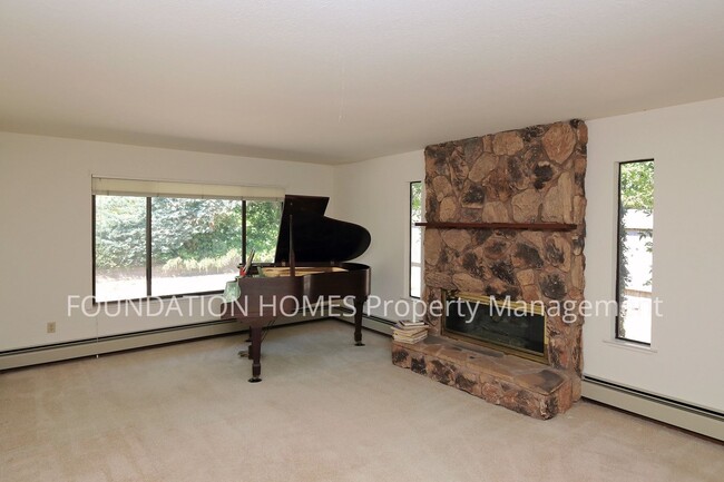 Building Photo - 3 br, 2 bath House - 109 Golden Hinde Blvd
