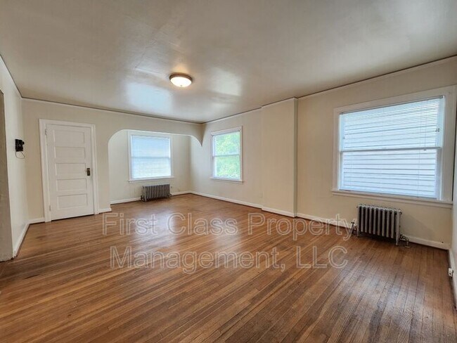 Building Photo - 1811 NE Halsey St