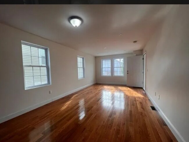 Building Photo - 67 Commodore St