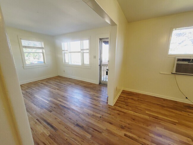 Foto del edificio - CUTE 2/1 w/ Wood Floors, Spacious Yard, W/D Hookups, & New Kitchen! Bike to FSU/FAMU! $1225/month...