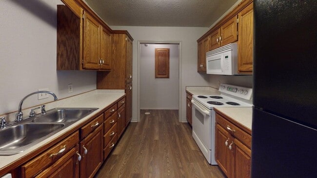 Building Photo - 1709 Redbud Dr