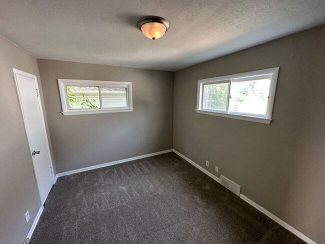 Foto del edificio - 5641-5643 N 61st St. (Duplex)