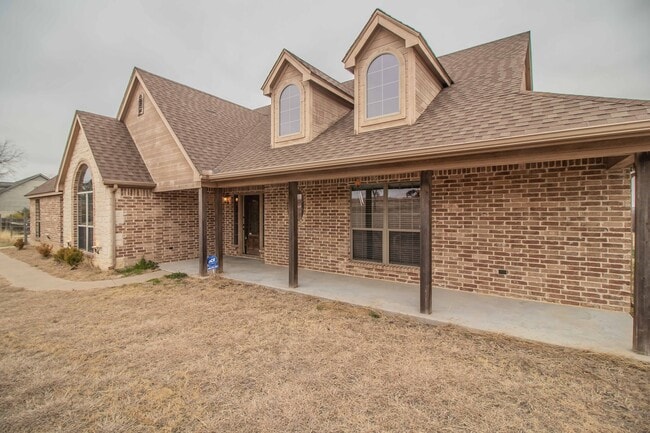 Building Photo - Beautiful Traditional Home on Over an Acre in Weatherford!