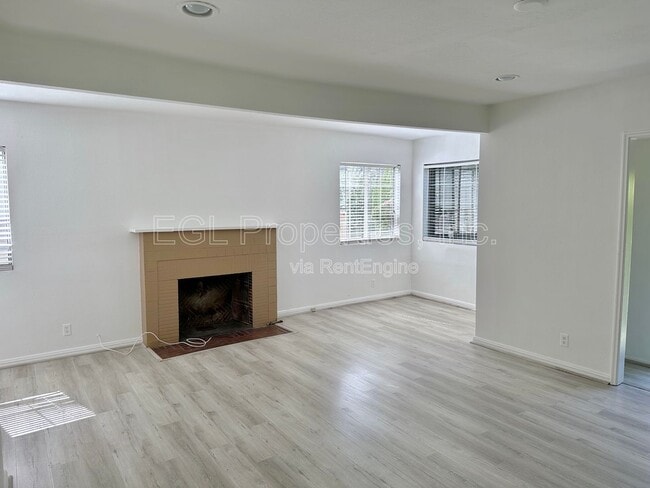 Photo - 358 N San Vicente Blvd House