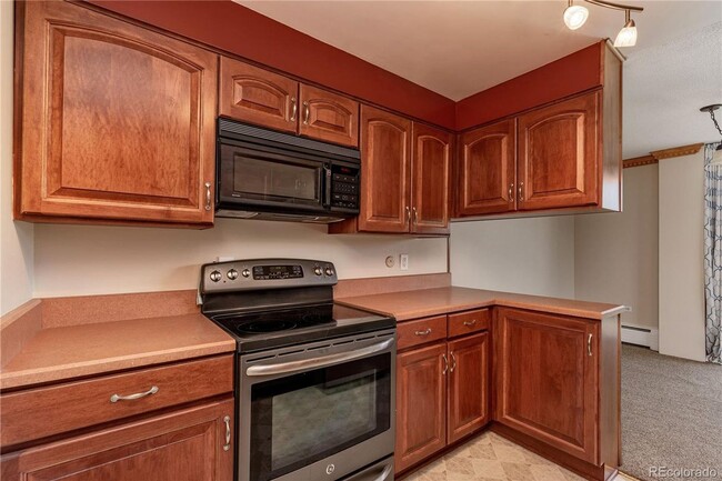 Building Photo - 2 BR Condo with Balcony, 3 Blocks from Che...