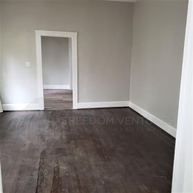 Building Photo - Spacious 3BR/2BA Rental with Hardwood Floo...