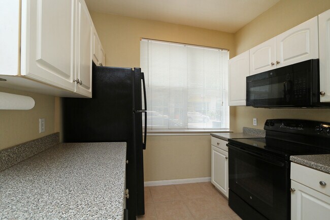 Building Photo - 860 N Orange Ave