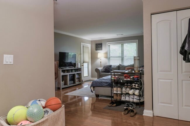 Building Photo - 129 Glengarry Dr