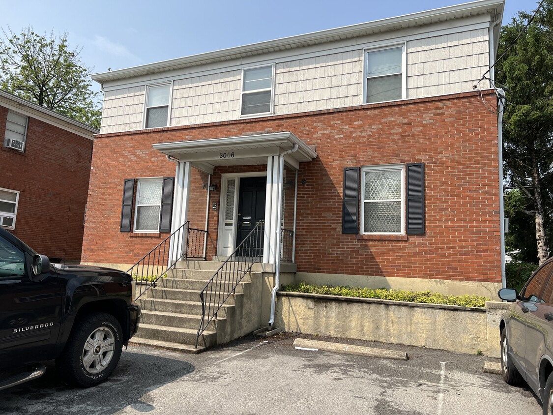 Safe four-unit facility with convenient amenities. - 3006 Poplar Level Rd