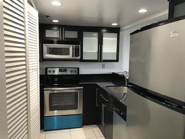 Building Photo - 540 Brickell Key Dr