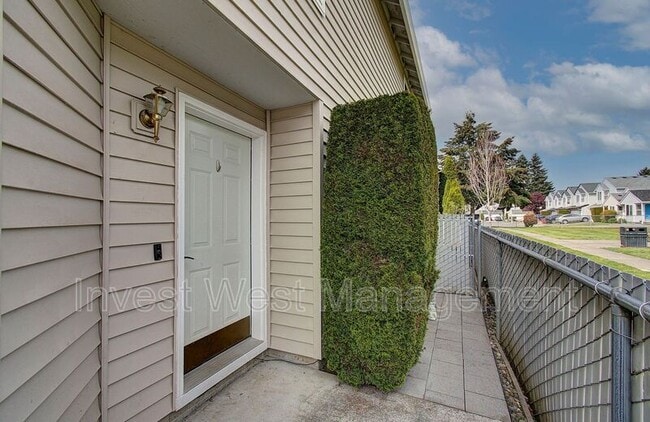 Building Photo - 3020 NE 116th Ave