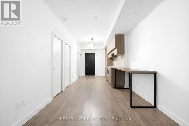 Photo du bâtiment - 8 Eglinton Ave E