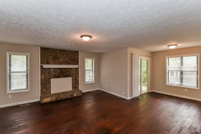 Building Photo - 4173 Woodcrest Dr