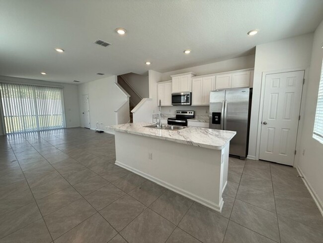 Building Photo - Beautiful 3 bedroom townhome for rent in E...