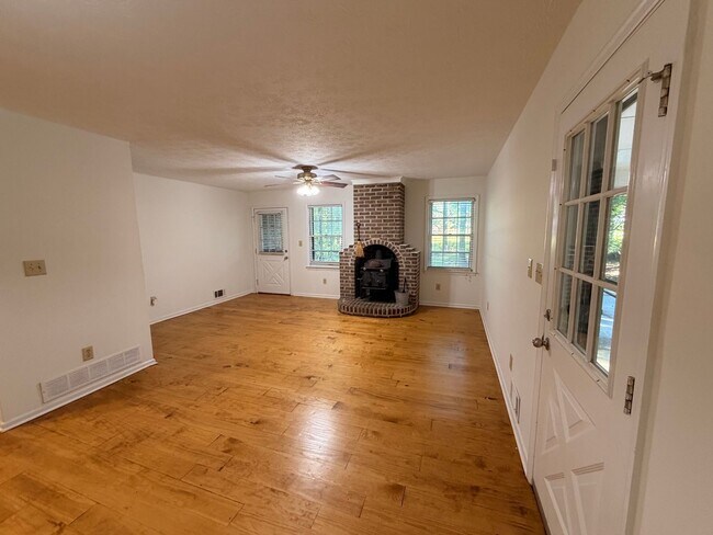 Foto del edificio - Available Now! Charming Watkinsville Home with Large Sunroom & Fenced Yard