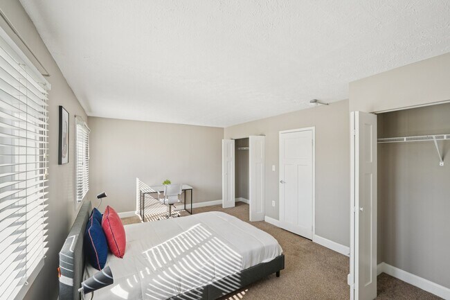 Foto del edificio - 1150 N White River Pkwy Dr W