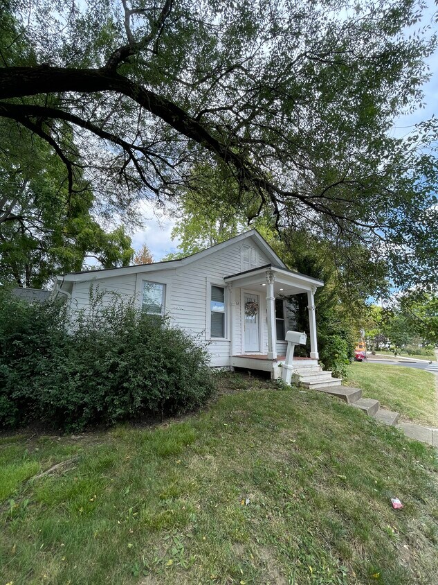Foto principal - 64 E College Ave