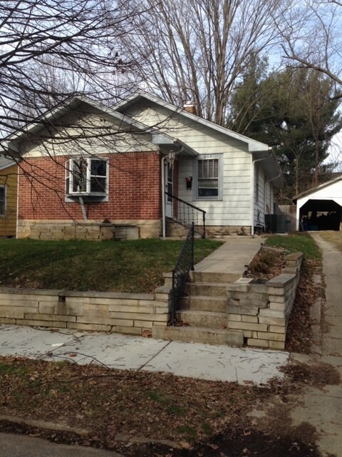 Building Photo - 215 E Vermilya Ave