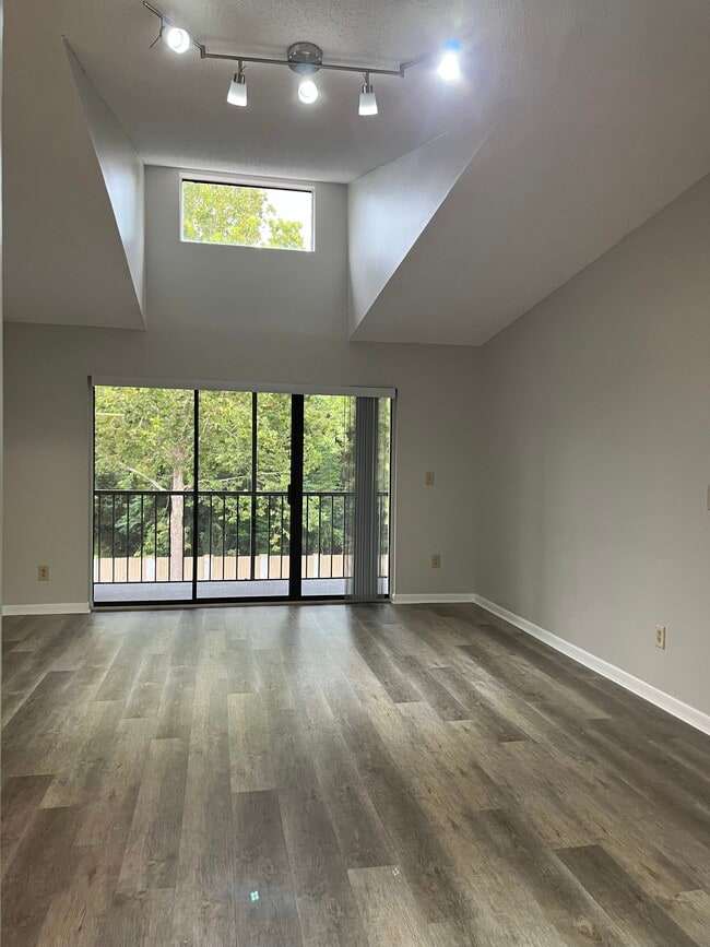 Foto del edificio - 8211 Sun Spring Cir
