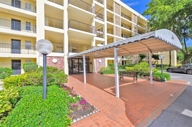 Building Photo - 2751 N Palm Aire Dr