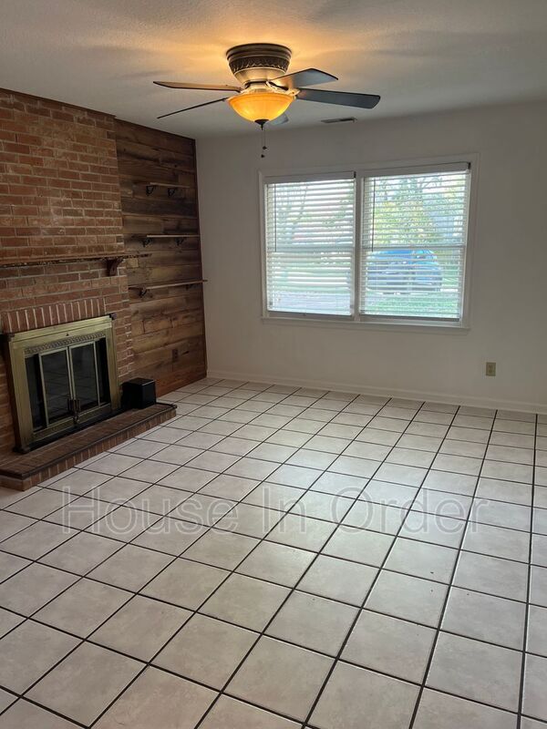 Foto del edificio - 217 Scottlynn Dr