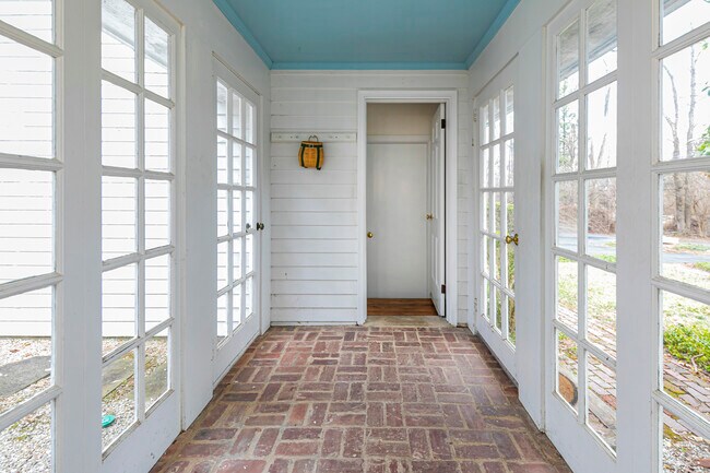 Building Photo - 607 Rosedale Rd