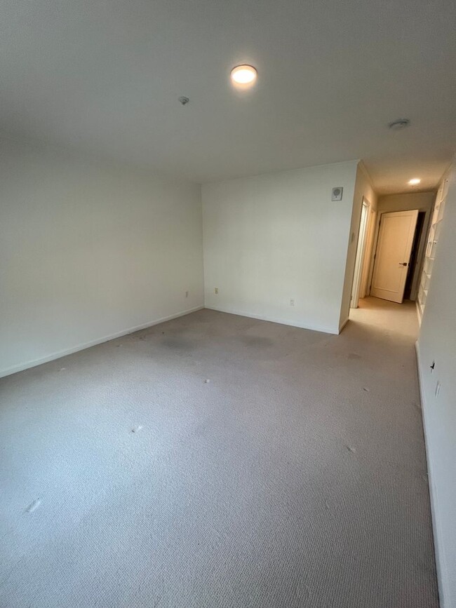 Building Photo - Wonderful 2BD/2BA with parking and storage...