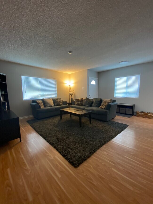 Sala de estar - 2411 Gates Ave
