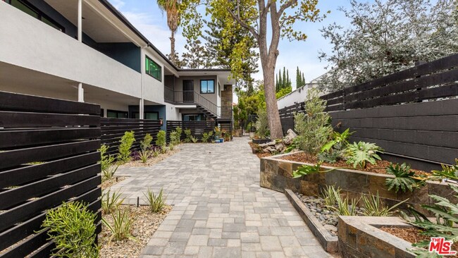 Building Photo - 2021 Beachwood Dr