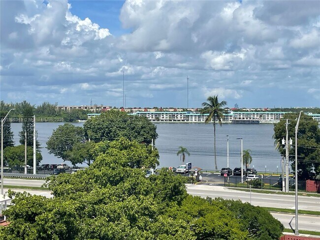 Foto del edificio - 1200 NE Miami Gardens Dr