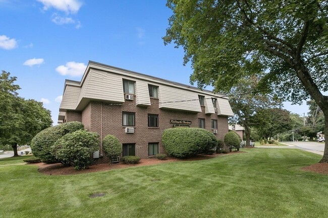 Building Photo - 5 Hallmark Gdns