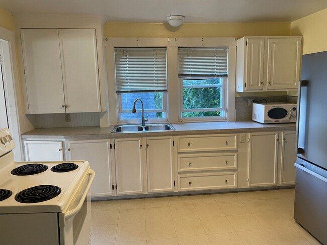 Foto del edificio - 2BR/1BA, WD Hookups, Parking!