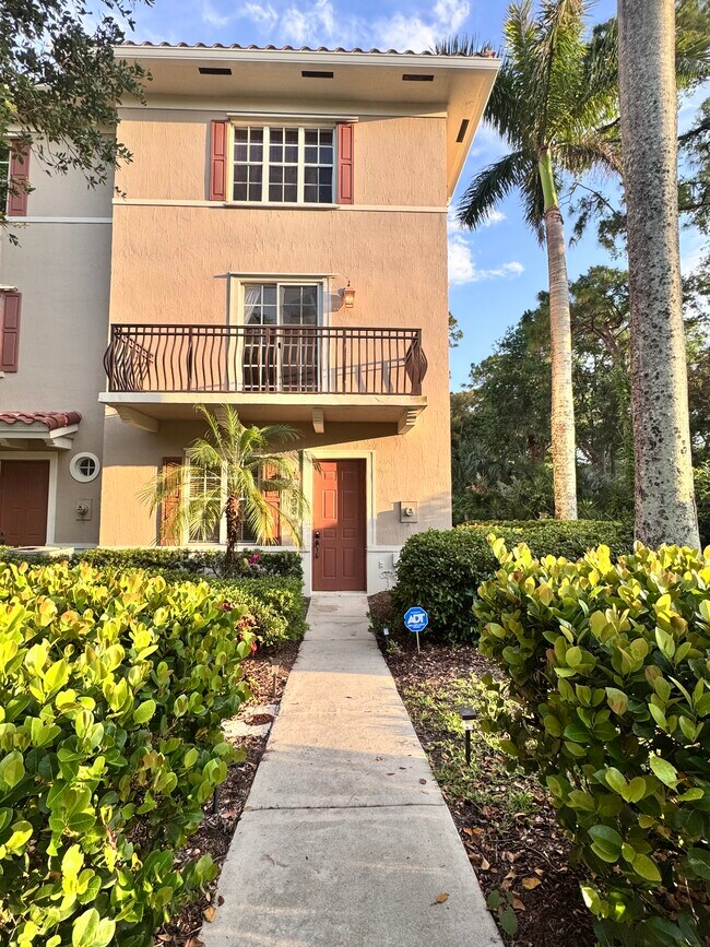 Puerta principal - 898 University Blvd