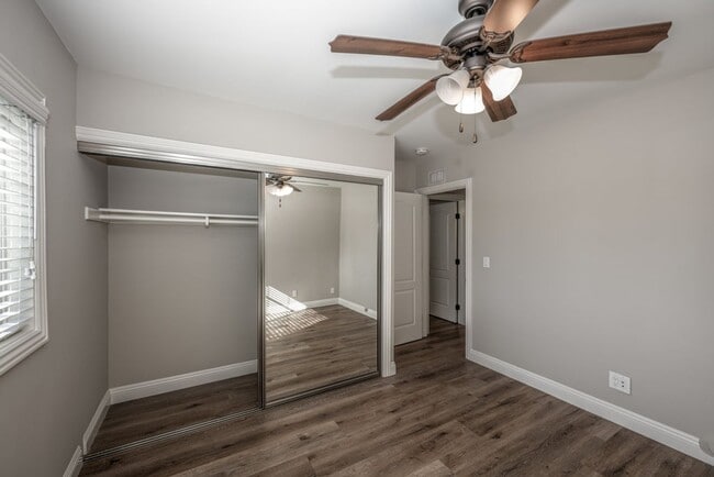 Building Photo - North Monrovia Updated Spacious 1bed/1bath upstairs Unit