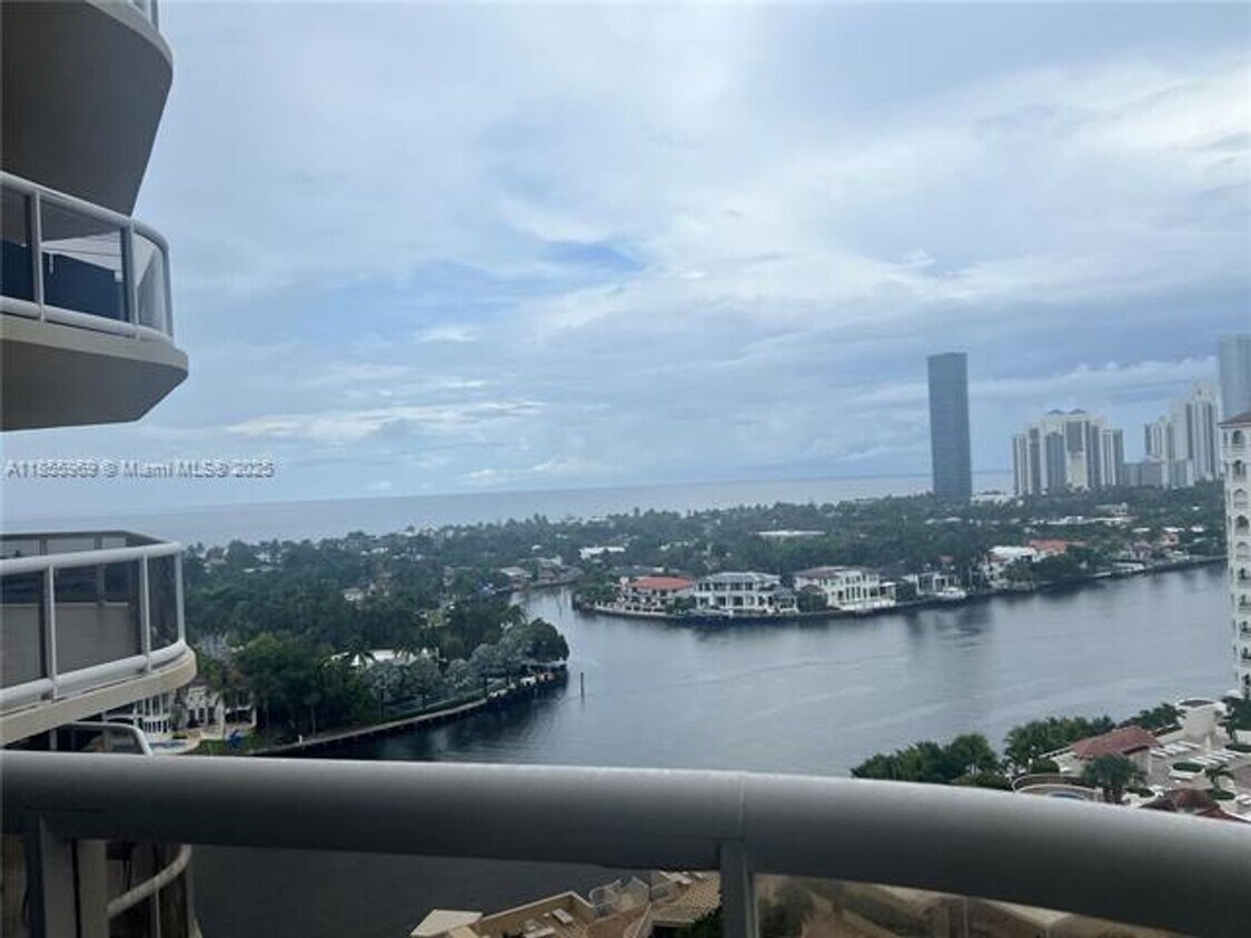 Foto principal - 20191 E Country Club Dr