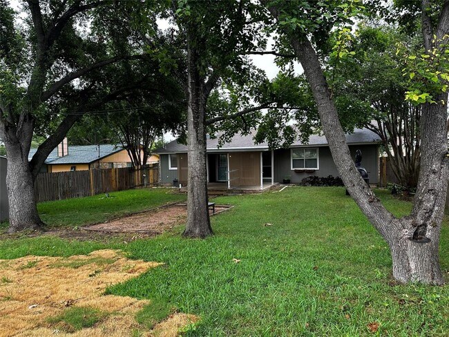 Foto del edificio - 504 Suzzane Rd