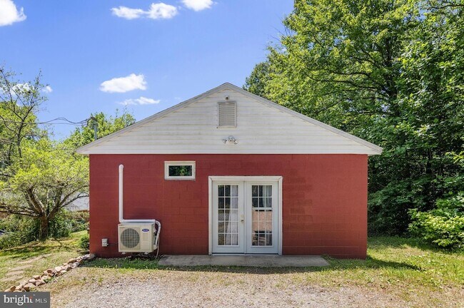 Building Photo - 579 Leeland Rd