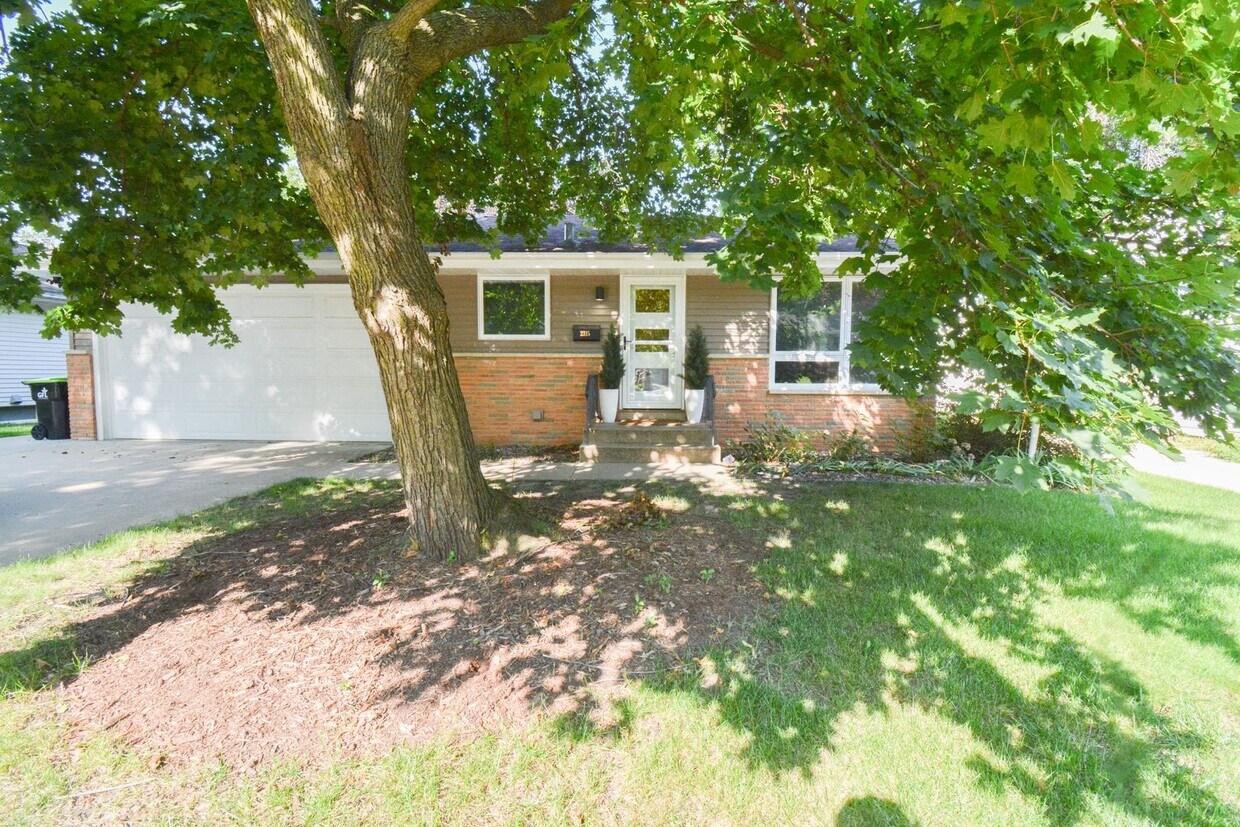 Foto principal - Move-In Ready 2bed 2bath with Unique Featu...
