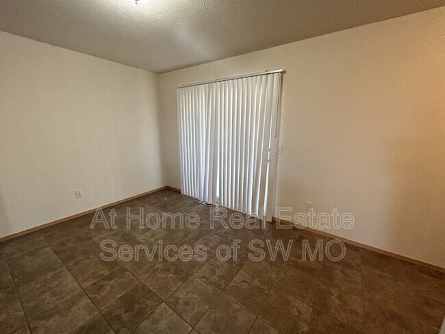 Building Photo - 978 N Parkwood Ave