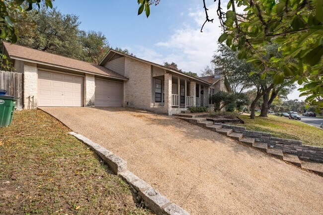 Building Photo - Charming 2-Bedroom, 1-Bath Duplex in North...