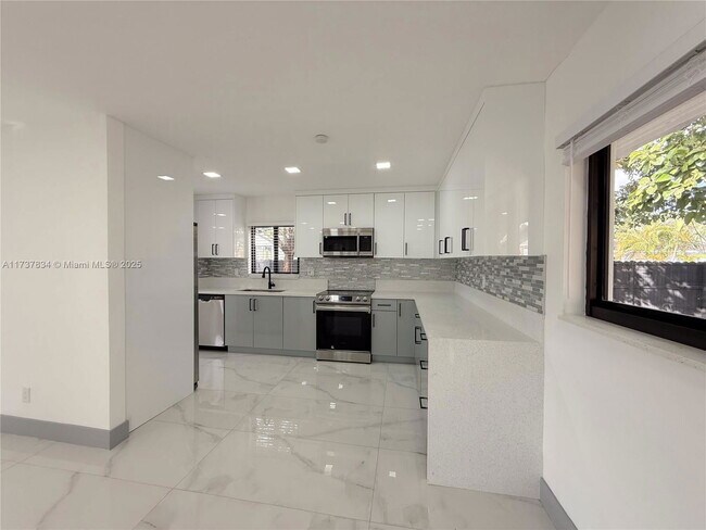 Building Photo - 9015 SW 96th Ave
