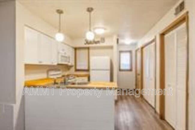 Building Photo - 740 Westwinds Dr