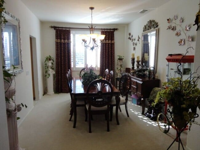 Building Photo - Luxurious 5 + 3 Pool/View Home Castaic