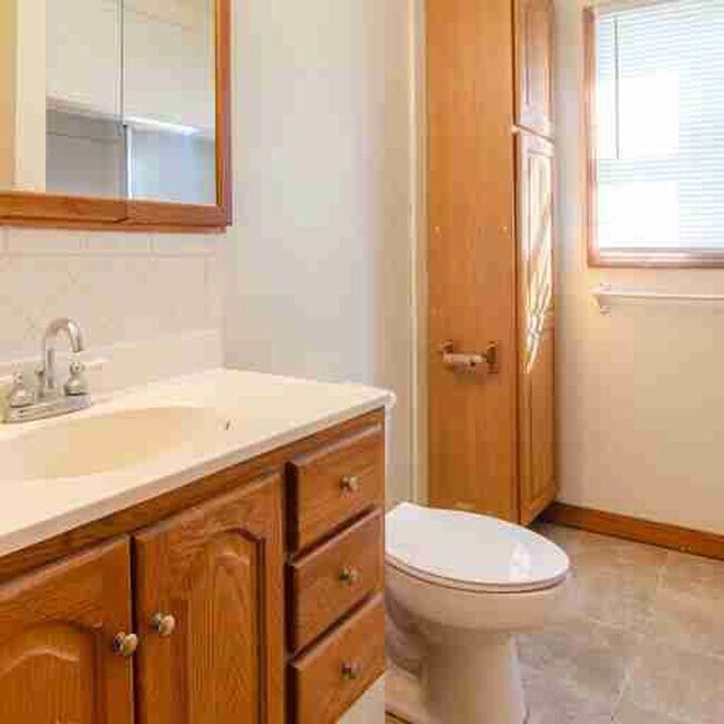 Building Photo - Cozy 2 Bedroom Home