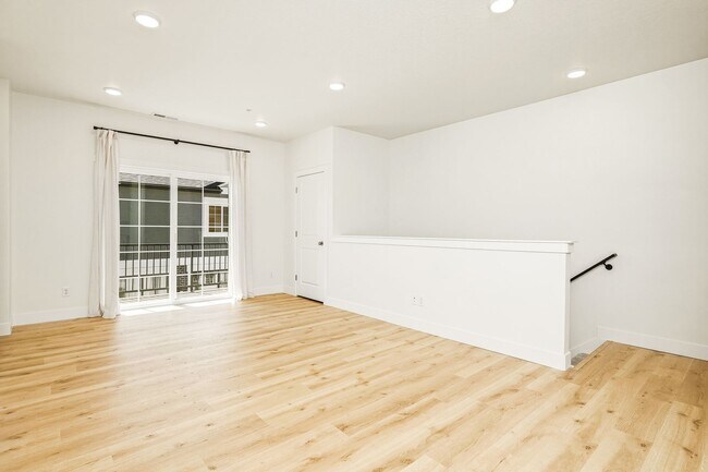 Foto del edificio - Welcome home to this beautifully designed 3-bedroom, 2-bathroom new construction townhome in one ...