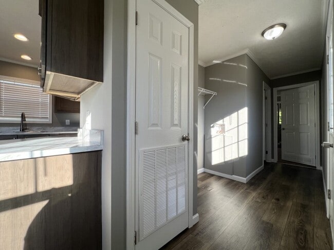 Building Photo - 273 Jordanshire Cir