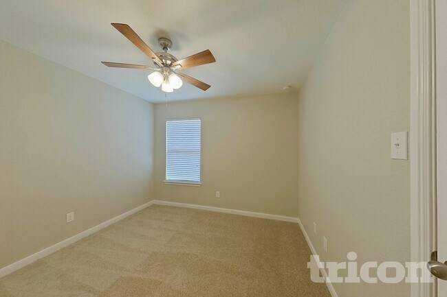 Building Photo - 1214 Cres View Dr
