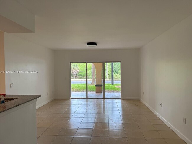 Foto del edificio - 2493 Centergate Dr