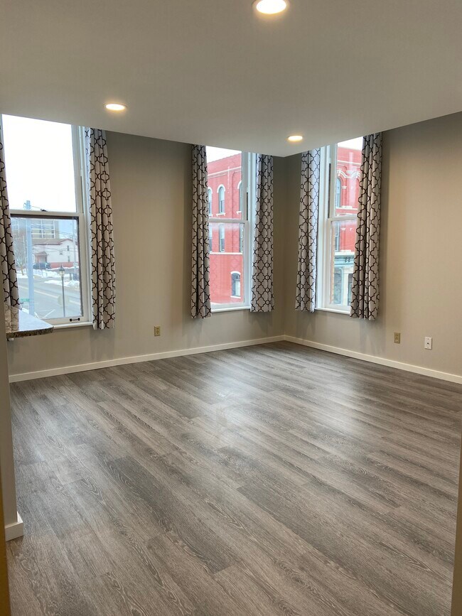 Living room - 104 N Walnut St