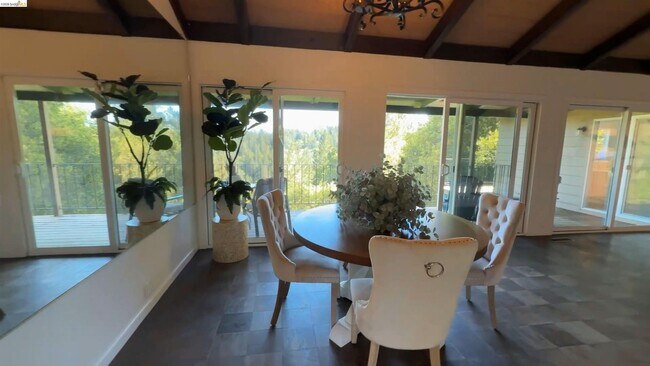 Foto del edificio - 5051 Harrison Grade Rd